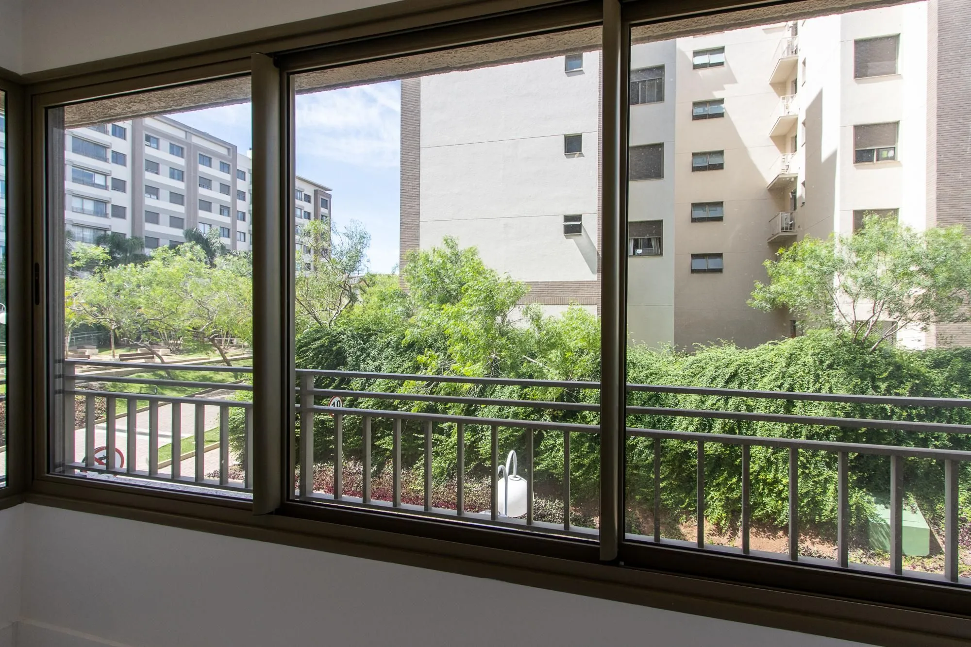 Imagem Apartamento totalmente reformado e impecável para locação - 3 quartos sendo uma suíte - Bairro Cavalhada