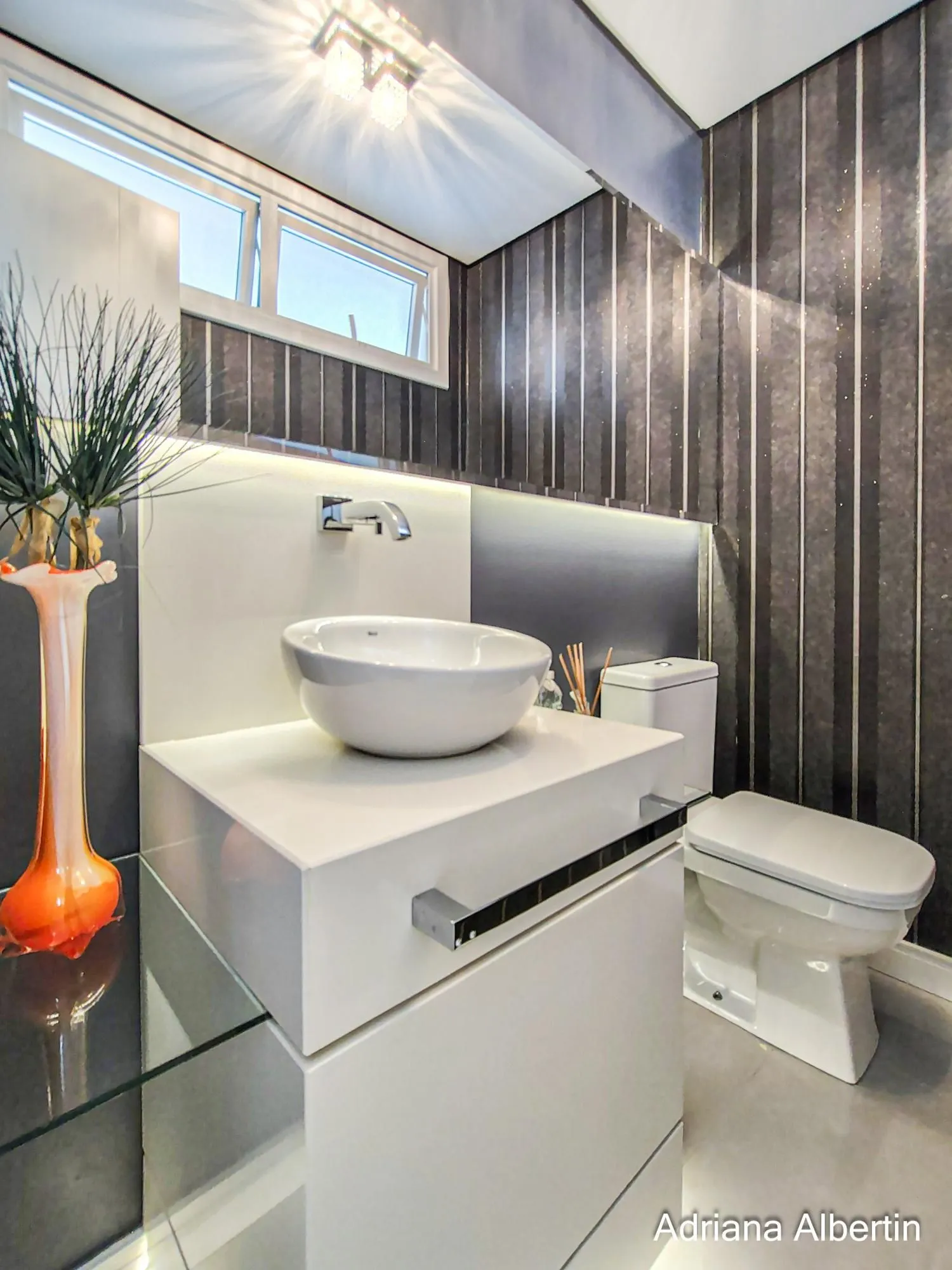Imagem ALPHAVILLE PORTO ALEGRE | CASA COM FUNDOS PARA APP E ÁREA EXTERNA COMPLETA
