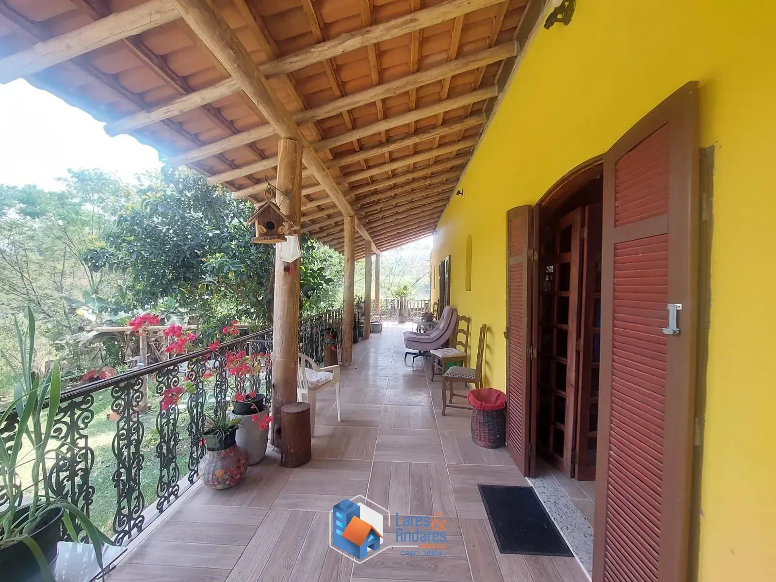 Imagem CASA RÚSTICA EM CONDOMÍNIO, 243 M² DE ÁREA ÚTIL, ÁREA TOTAL DE 1.801 M², 2 SUÍTES, 3 SALAS, 3 VAGAS E PORTARIA 24 HORAS - COTIA - SP