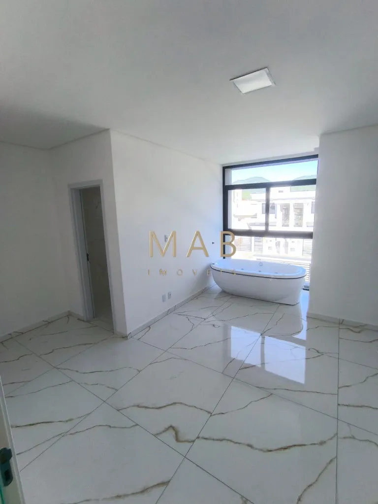 Imagem Imperdível casa à venda em Florianópolis-SC, 3 suítes sendo uma master, sala estar, Lavabo, vagas de garagem, 140,00m² - Ingleses do Rio Vermelho!