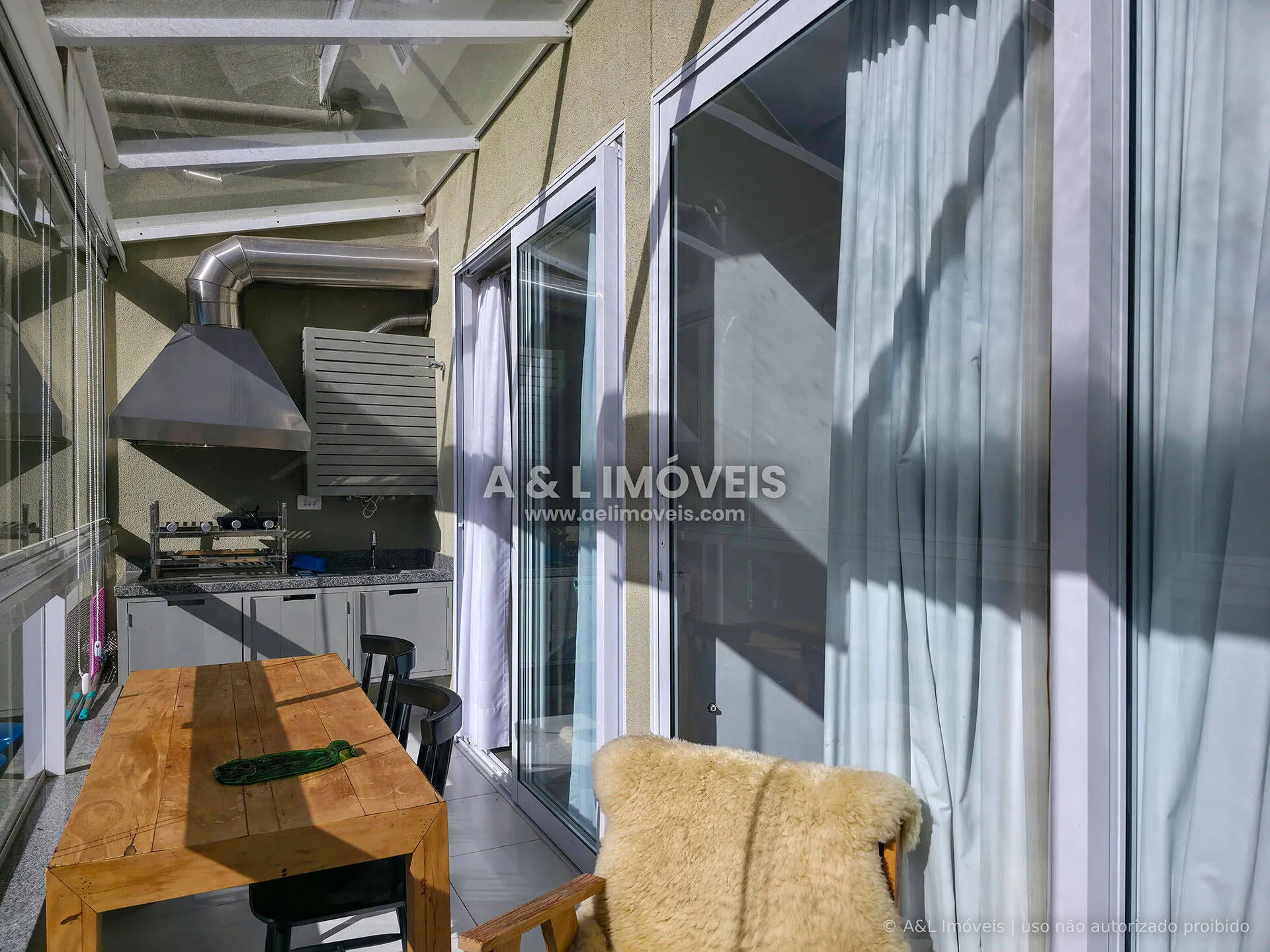 Imagem Duplex Capivari Campos do Jordão | Varanda Envidraçada e Mobiliado