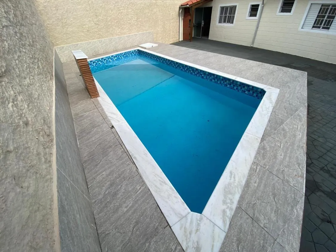 Imagem CASA COM PISCINA, CHURRASQUEIRA E ACEITA FINANCIAMENTO BANCÁRIO NO JARDIM SUARÃO EM ITANHAÉM