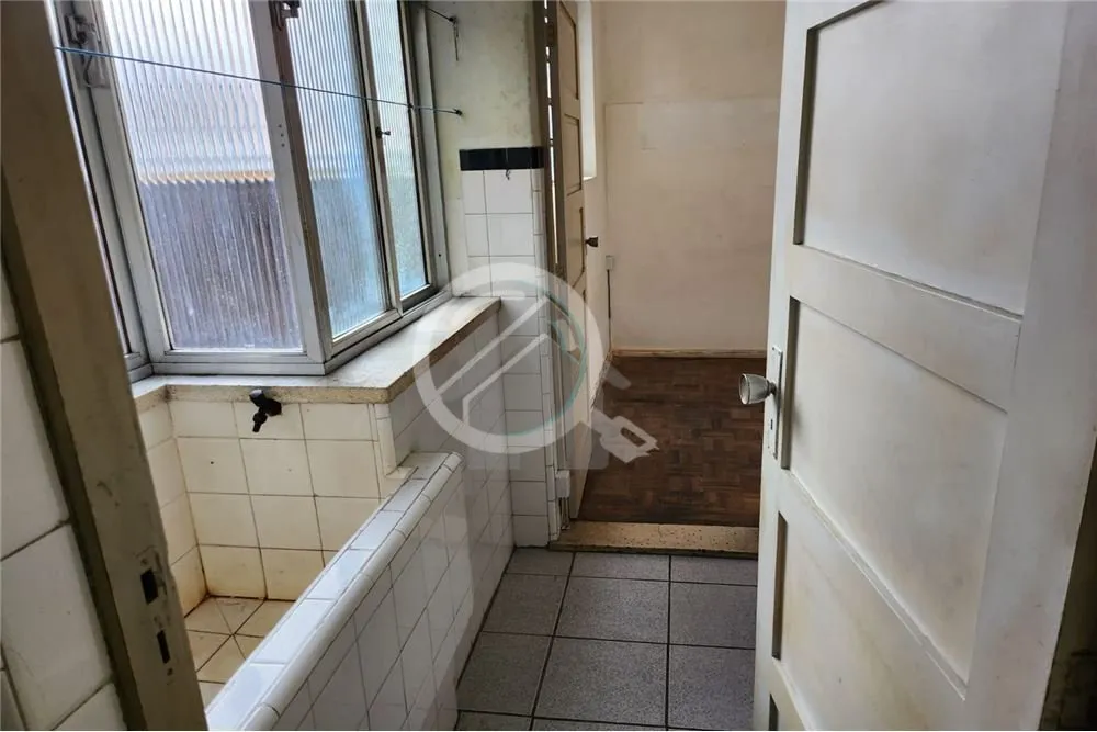 Imagem Dependência de empregada, uma sala ideal para receber família e amigos, uma espaçosa cozinha, est...