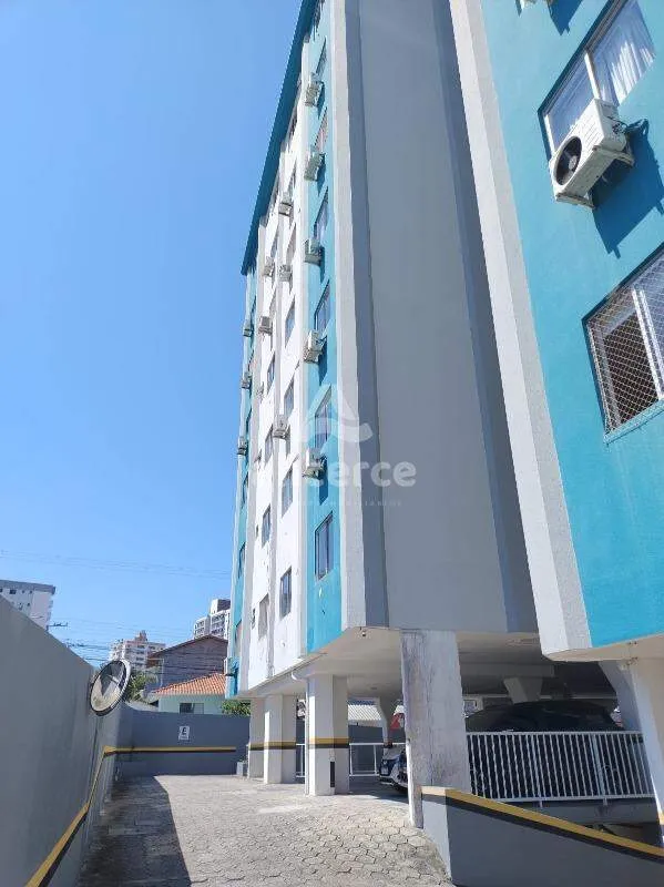 Imagem Apartamento recém reformado, 3 dorm. com suíte, sol da manhã e vista livre em Barreiros - São José - SC