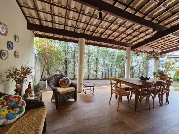 Foto do imóvel Casa em condomínio fechado com três suítes e área gourmet a venda