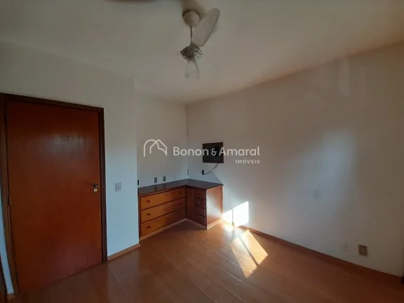 Imagem Sobrado, sala para 3 ambientes, sala de jantar, lareira, lavabo.
5 quartos, sendo 2 suítes no andar...