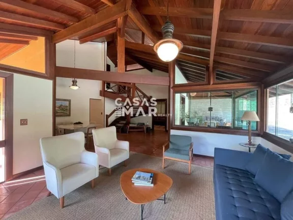 Imagem Casa em condomínio de luxo em Itaipava, Petrópolis-RJ: 4 quartos, 2 suítes, 3 banheiros, 10 vagas, 800m². Imperdível!