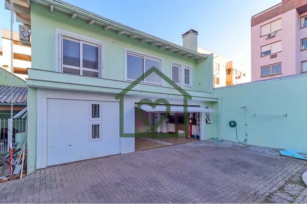 Imagem Descubra o luxo e conforto desta magnífica casa de 4 quartos e 6 banheiros, localizada na Tristeza....