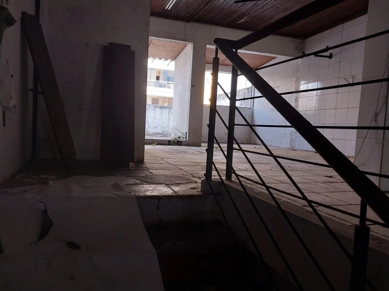 Imagem Prédio na Duque de Caxias, desocupado espaço amplo. Preço atrativo.