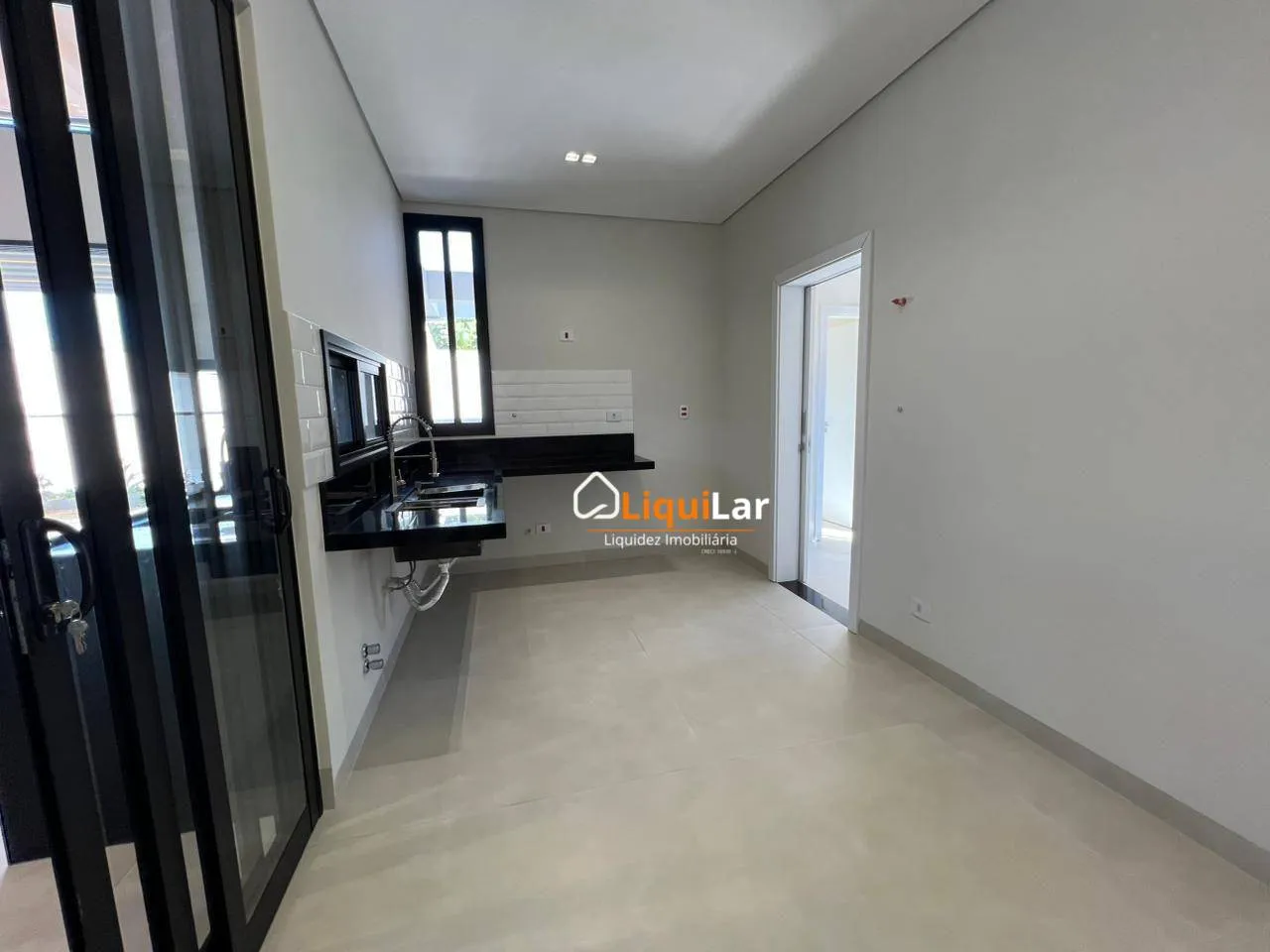 Imagem Casa de Alto Padrão com 3 Suítes, Piscina e Energia Fotovoltaica em Condomínio Fechado