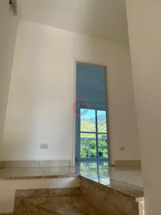 Imagem CASA COM ESCRITURA DEFINITIVA EM CONDOMINIO,2 SUITES DUAS VAGAS ESCRITORIO SALA,COZINHA E COPA, LAVABO E VARANDA ,PISC.COMUNITARIA