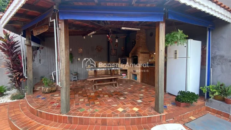 Imagem Casa térrea de madeira, com excelente distribuição. São 3 suítes, sendo 1 suíte máster com hi...