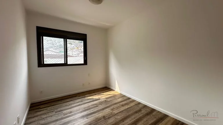 Imagem Apartamento com 93m² de área privativa, semimobiliado, 3 dormitórios (sendo 1 suíte), 1 banheiro...