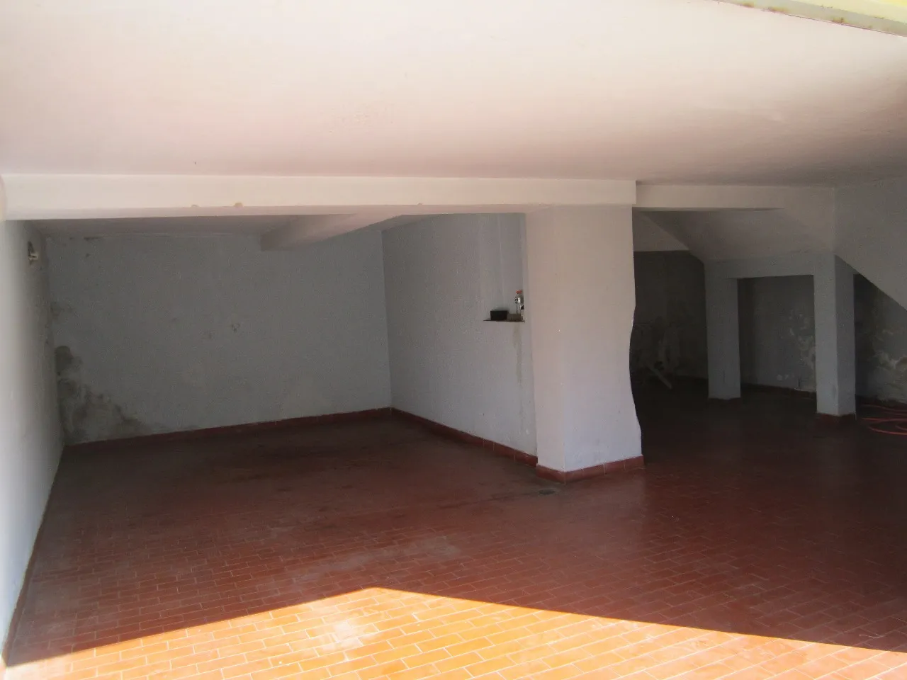 Imagem Casa comercial de luxo para locação na Vila Augusta, Sorocaba-SP: 6 quartos, 4 suítes, 2 salas, 5 banheiros, 2 vagas de garagem.