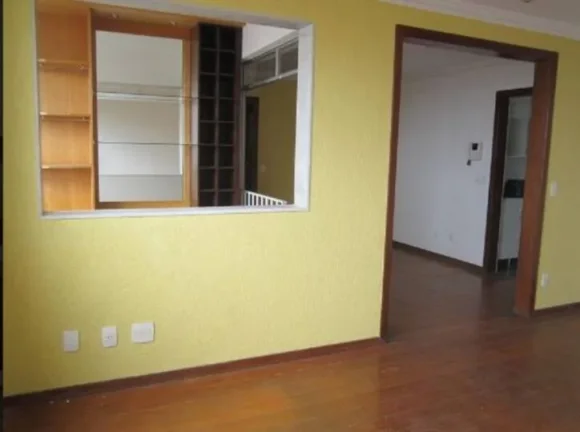 Imagem O  apartamento  encontra-se  em  muito  bom  estado,  com  boa iluminação  e ventilação; tendo  vista  definitiva  e  privilegiada.