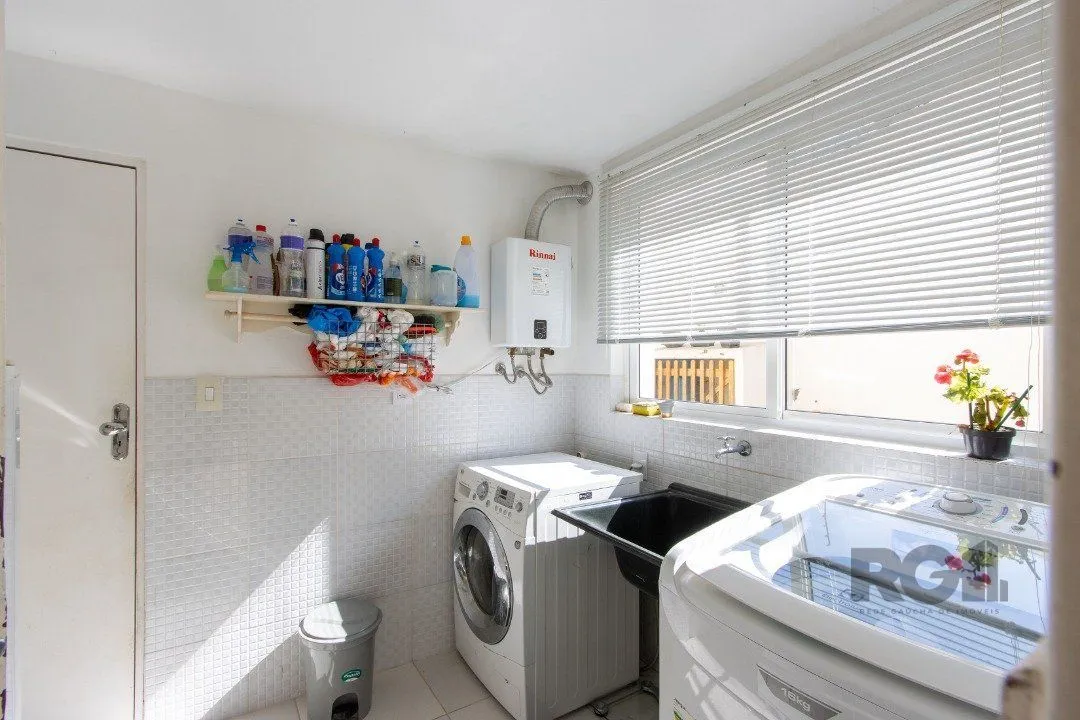 Imagem Casa a venda no bairro Guarujá com 4 dormitórios, piscina e salão de festas