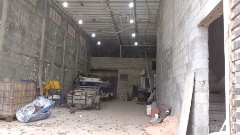Imagem Barracão Comercial com 150 metros com 01 dormitório, cozinha e banheiro social. Varias vagas de ga...