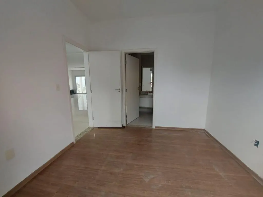 Imagem Casa Sobrado de 489m² de Terreno Localizado no Jardim Residencial Village Vert!