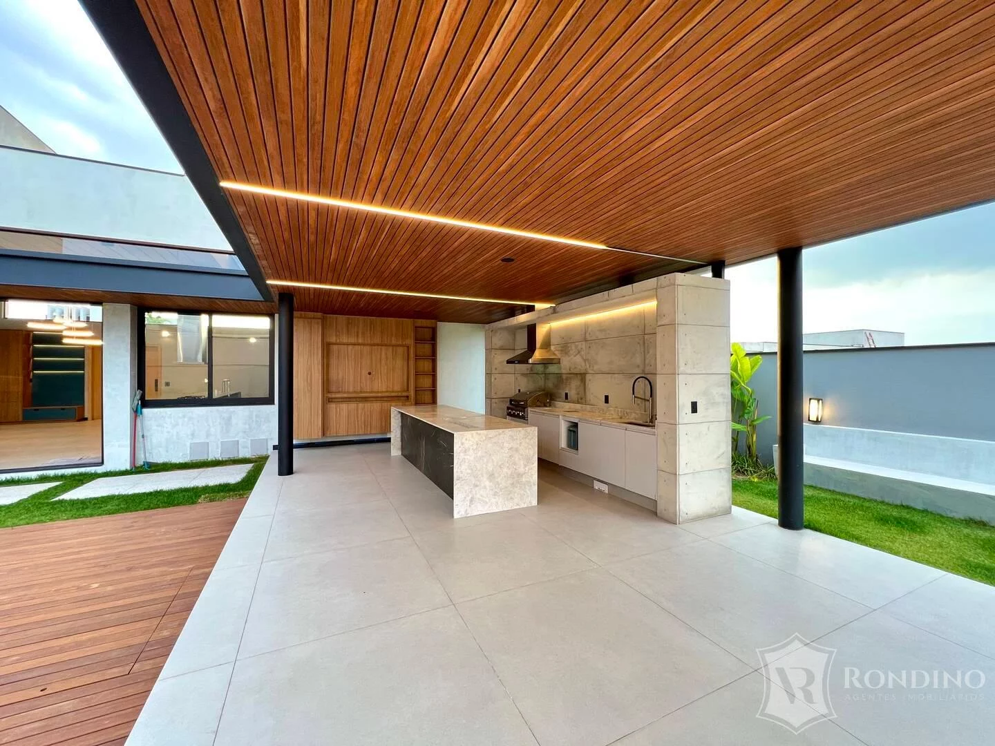 Imagem Casa sobrado em condomínio, 04 suítes, varanda gourmet, piscina