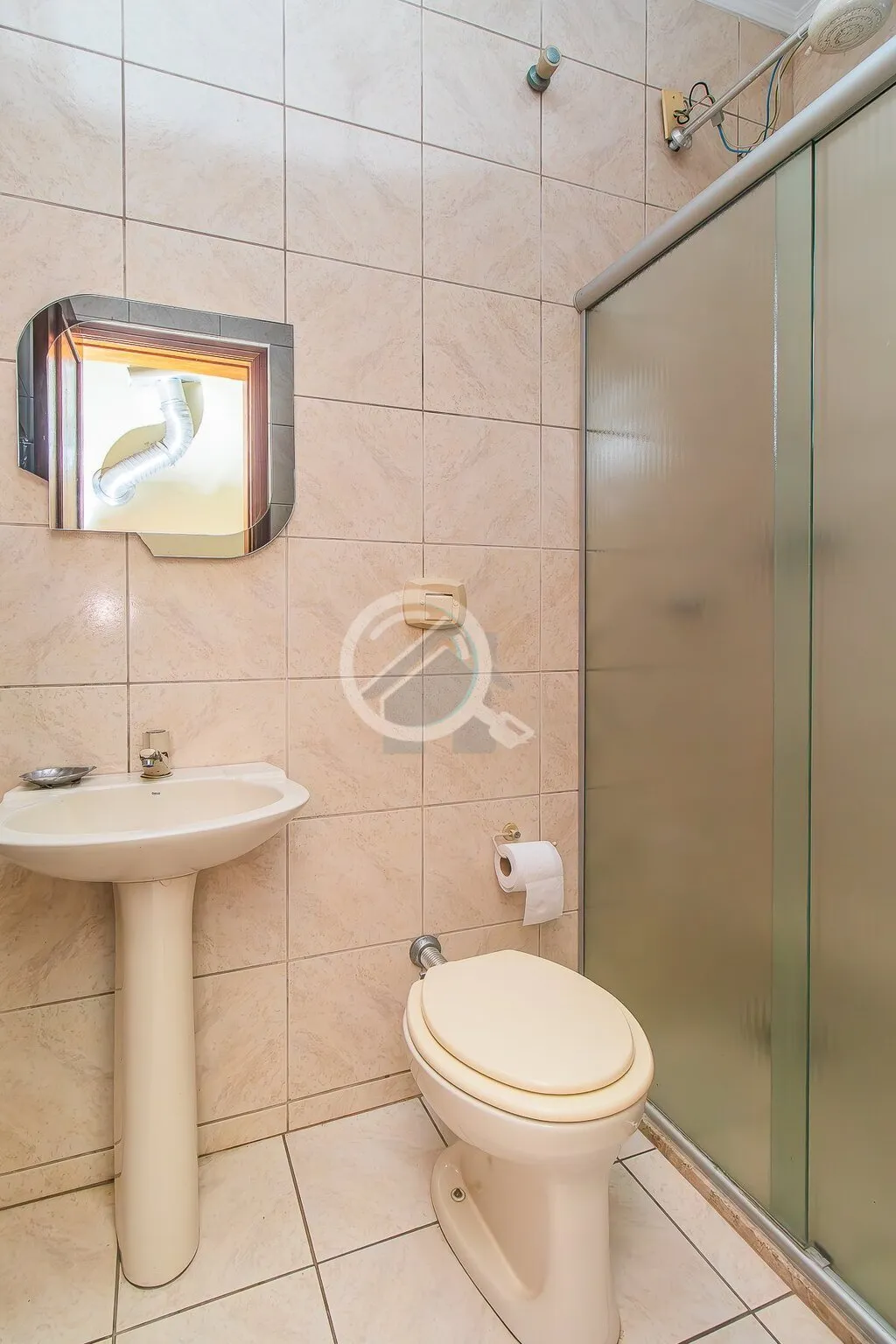 Imagem Casa com Living para três ambientes muito amplos com lareira e lavabo, copa cozinha com sacada para...