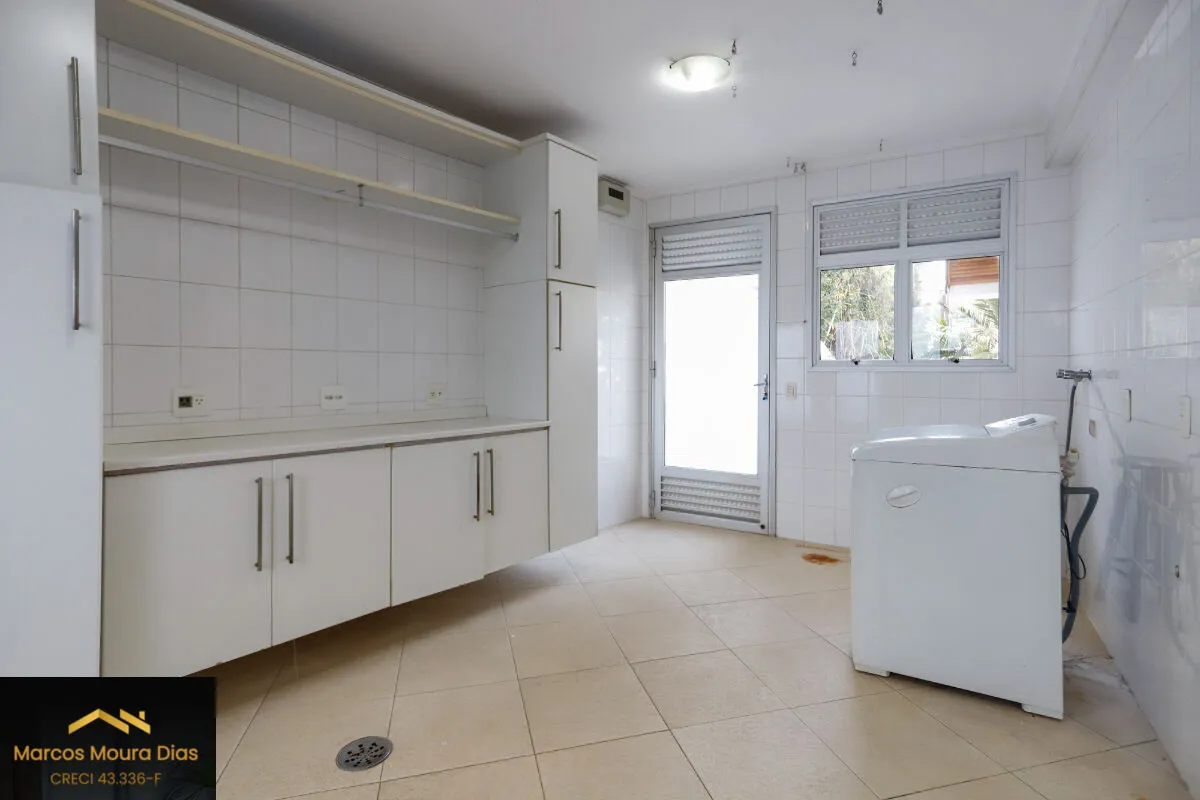 Imagem Casa no Sumaré com 3 Dormitórios ( 1 suíte), 359m² com Piscina, Elevador, Churrasqueira e 6 Vagas de Garagem
