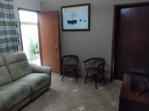 Imagem VENDA DE CASA NO JARDIM AMARAL, EM ITAQUAQUECETUBA/SP, 132m² com 02 dorm, garagem coberta e área de lazer com churrasqueira e redário. CONSULTE-NOS.