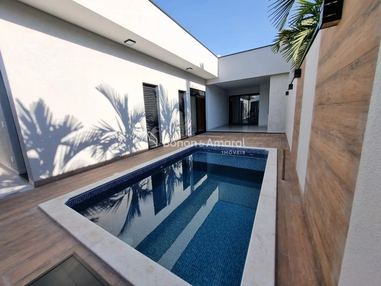 Imagem Casa à venda no condomínio Campos do Conde 2 em Paulínia, com 3 suítes e piscina.