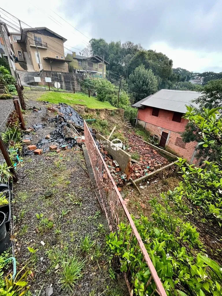 Imagem Vende-se terreno em Gramado com 300 m2 a 3 minutos da Rua Coberta