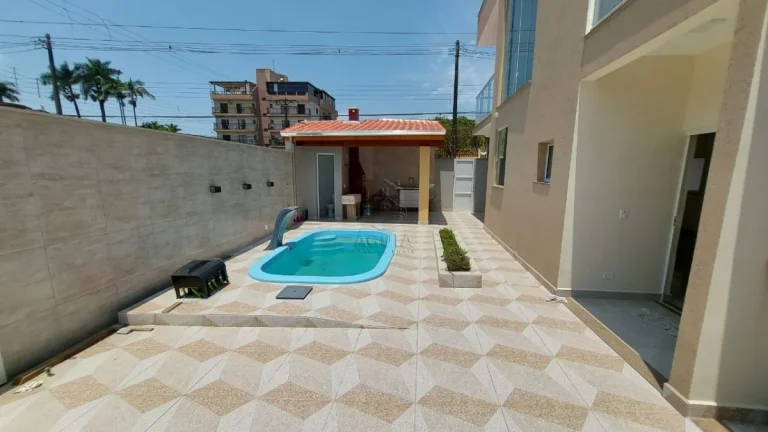 Imagem Casa nova com 3 suítes no centro de Ubatuba!