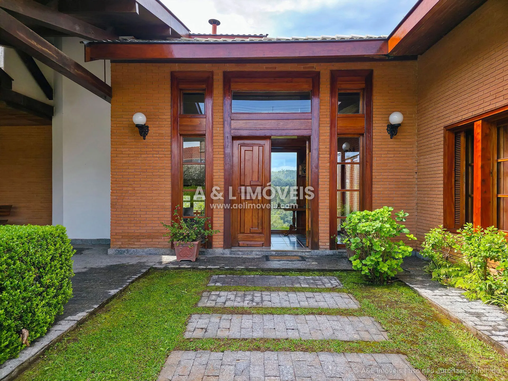 Imagem Casa à venda com 5 suítes e 694,44 m² na Vila Sylvia, Campos do Jordão