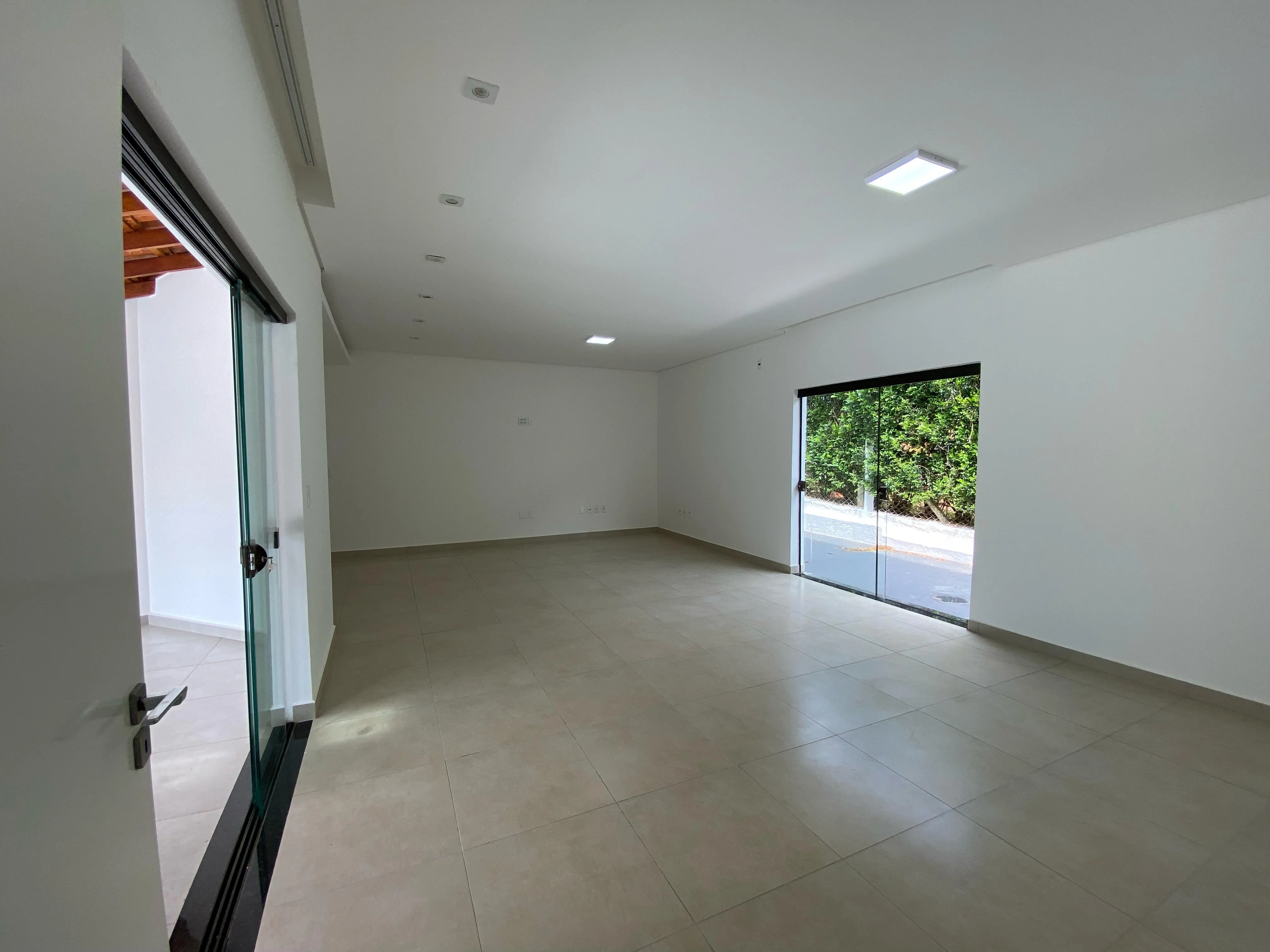 Imagem Casa no Condomínio Portal do Sabiá - 380m² de Área Construída, 3 Suítes e Piscina