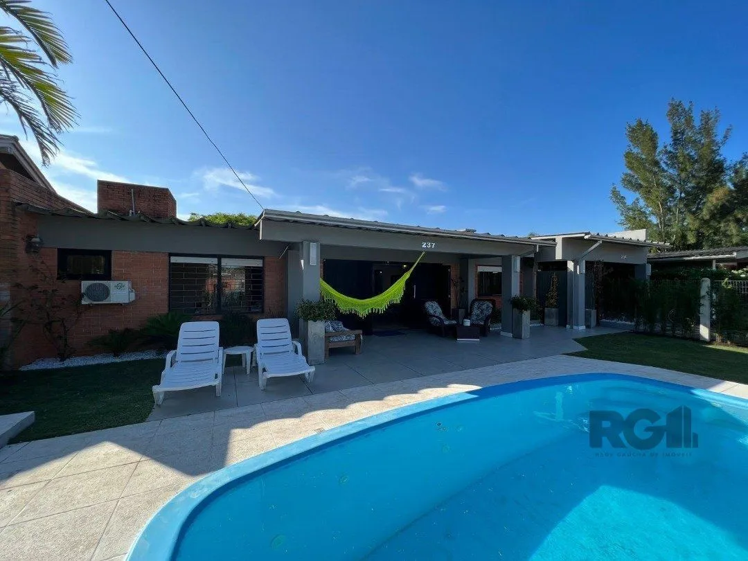 Imagem Casa avulsa em Atlântida, totalmente reformada, com 5 dormitórios , duas suítes, pátio arborizado com piscina e churrasqueira.
