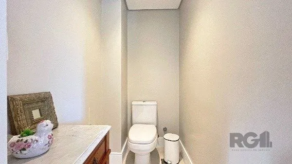 Imagem Apartamento de 200m², 4 quartos, 1 suíte e 4 vagas - Moinhos de Vento