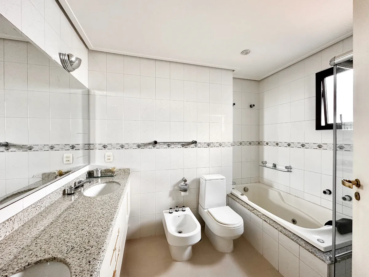 Imagem Apartamento para venda e locação em Aclimação com 3 quartos, sendo 2 suítes, 226m2
