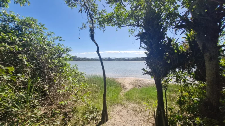 Imagem Terreno Único com Vista Deslumbrante para a Lagoa e Montanhas!