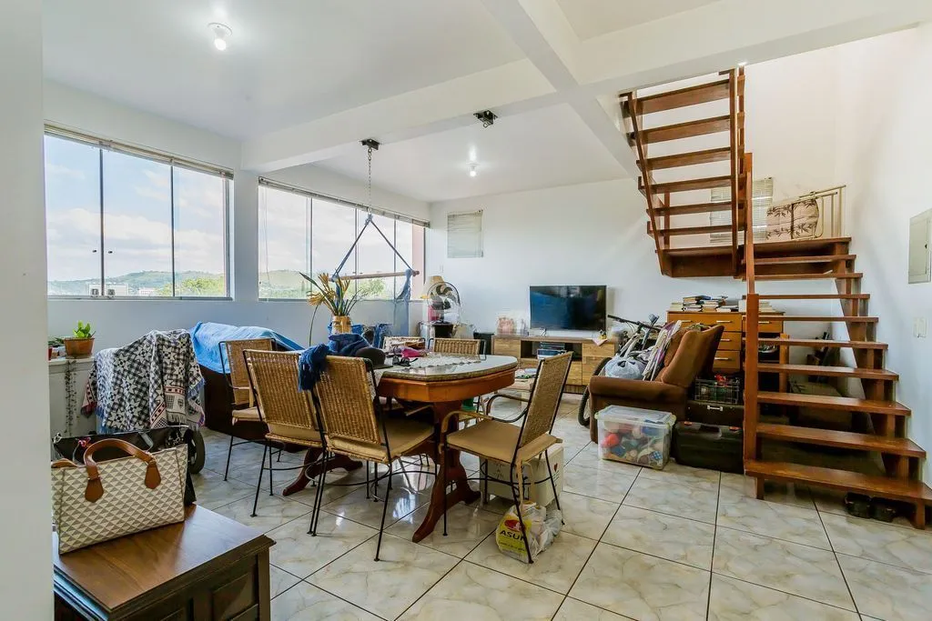 Imagem Casa de 6 dormitórios à venda No Bairro Jardim do Salso - Porto Alegre