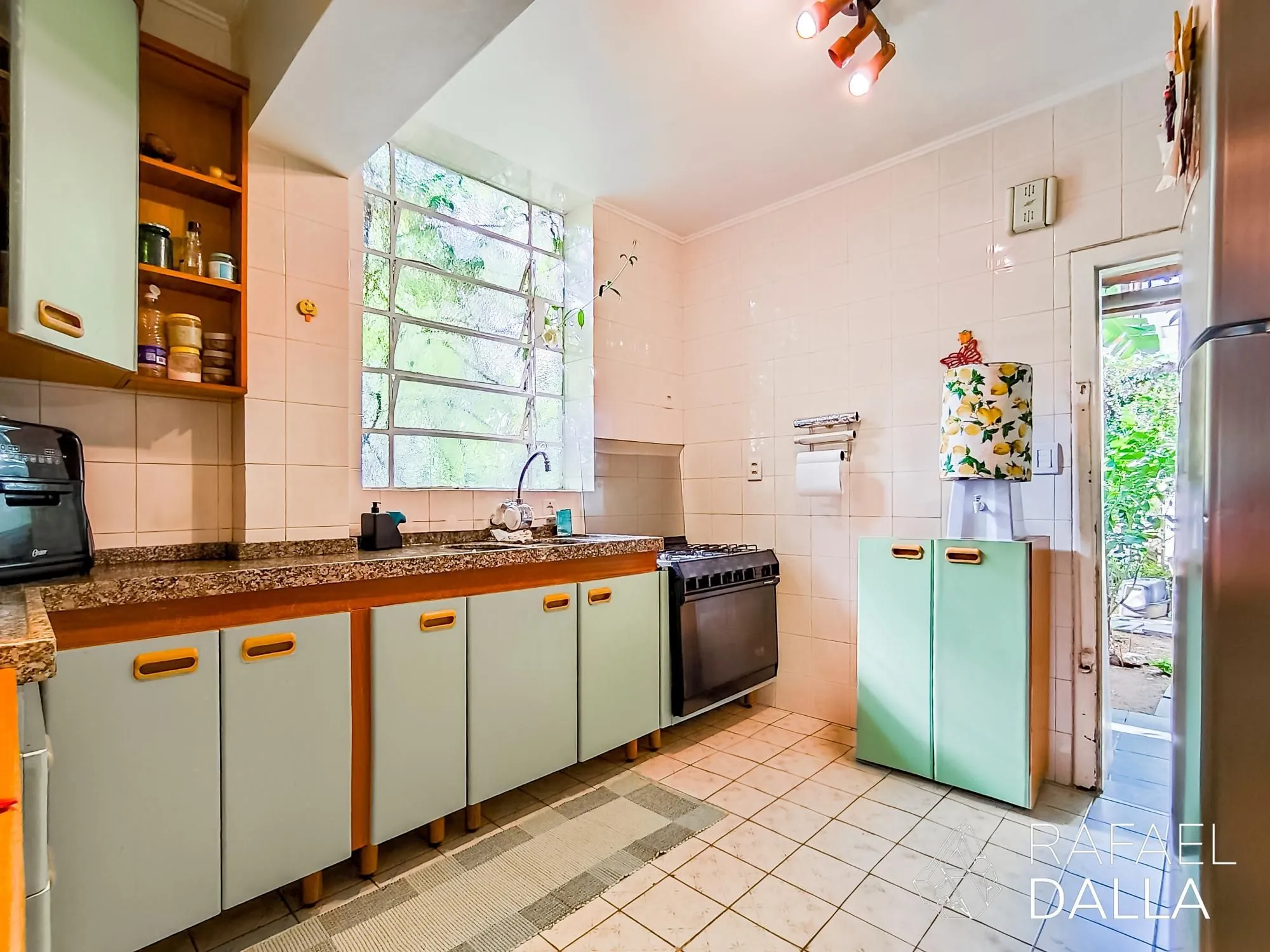 Imagem Casa impecável na Lopo Gonçalves com 4 dormitórios, garagem e pátio amplo