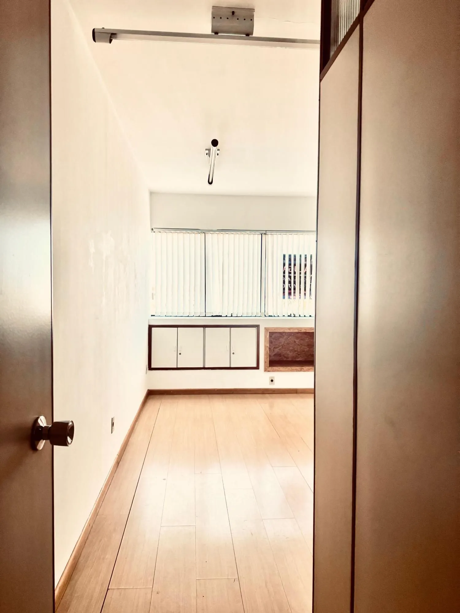 Imagem EXCELENTE SALA COMERCIAL À VENDA - Av. Cristóvão Colombo, 2427