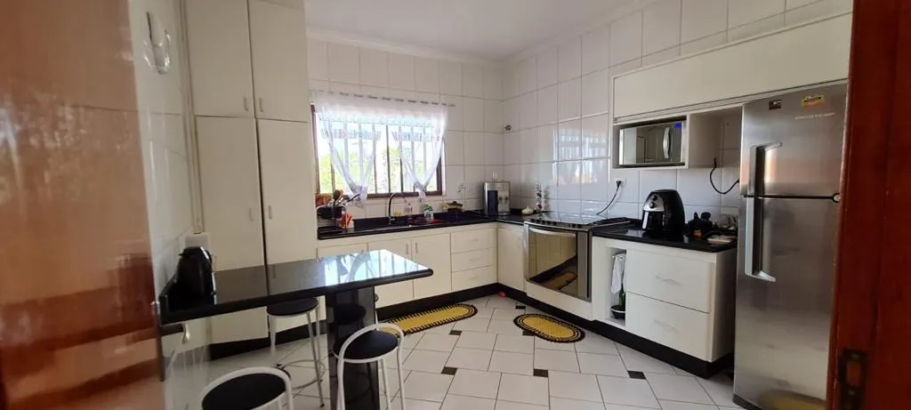 Imagem Casa Sobrado Mobiliada, com Salão Comercial de 70m² com estrutura para Restaurante/Pizzaria