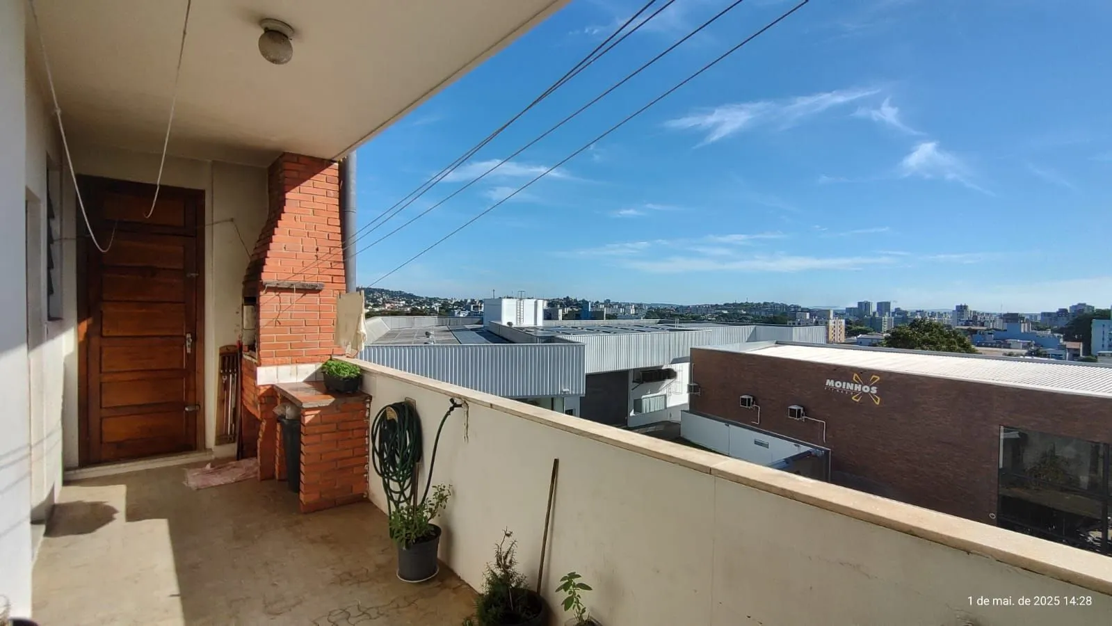 Imagem Apartamento de 4 dormitórios, 2 suítes, living amplo e arejado com sacada.