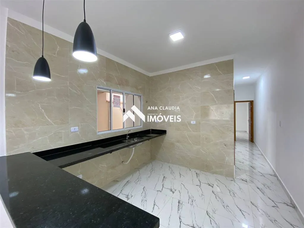 Imagem Casa nova com piscina a venda em Mongaguá a 400 metros da praia, lado serra