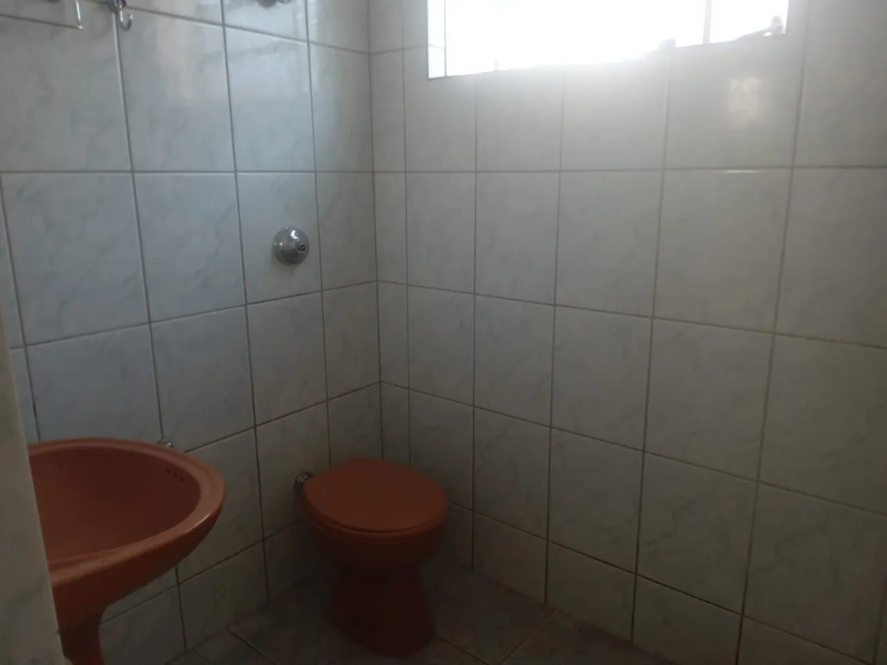 Imagem Casa Comercial para Locação: Imóvel de Alto Padrão com 2 Quartos, 1 Suíte e Vaga de Garagem no Jardim América, Sorocaba-SP