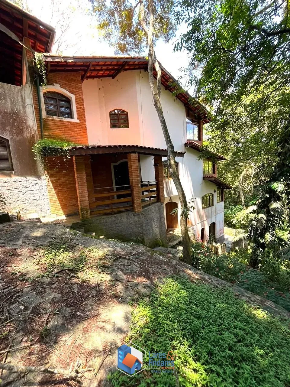 Imagem CASA À VENDA COM TERRENO DE 1500 M², POÇO ARTESIANO, 4 DORMS (2 SUITES), 3 SALAS, SENDO 1 COM LAREIRA, COZINHA COM ARMÁRIOS E DISPENSA, MAIRIPORÃ, SP.