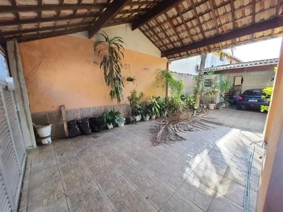Casa dormitórios com ampla garagem na Vila Tupi em Praia Grande