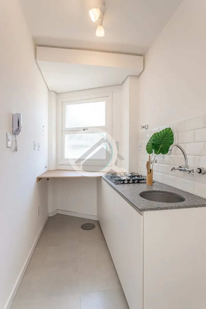 Imagem Apartamento de 1 Dormitório REFORMADO e semi mobiliado no bairro Petrópolis. Andar alto, 40,5m2 de...