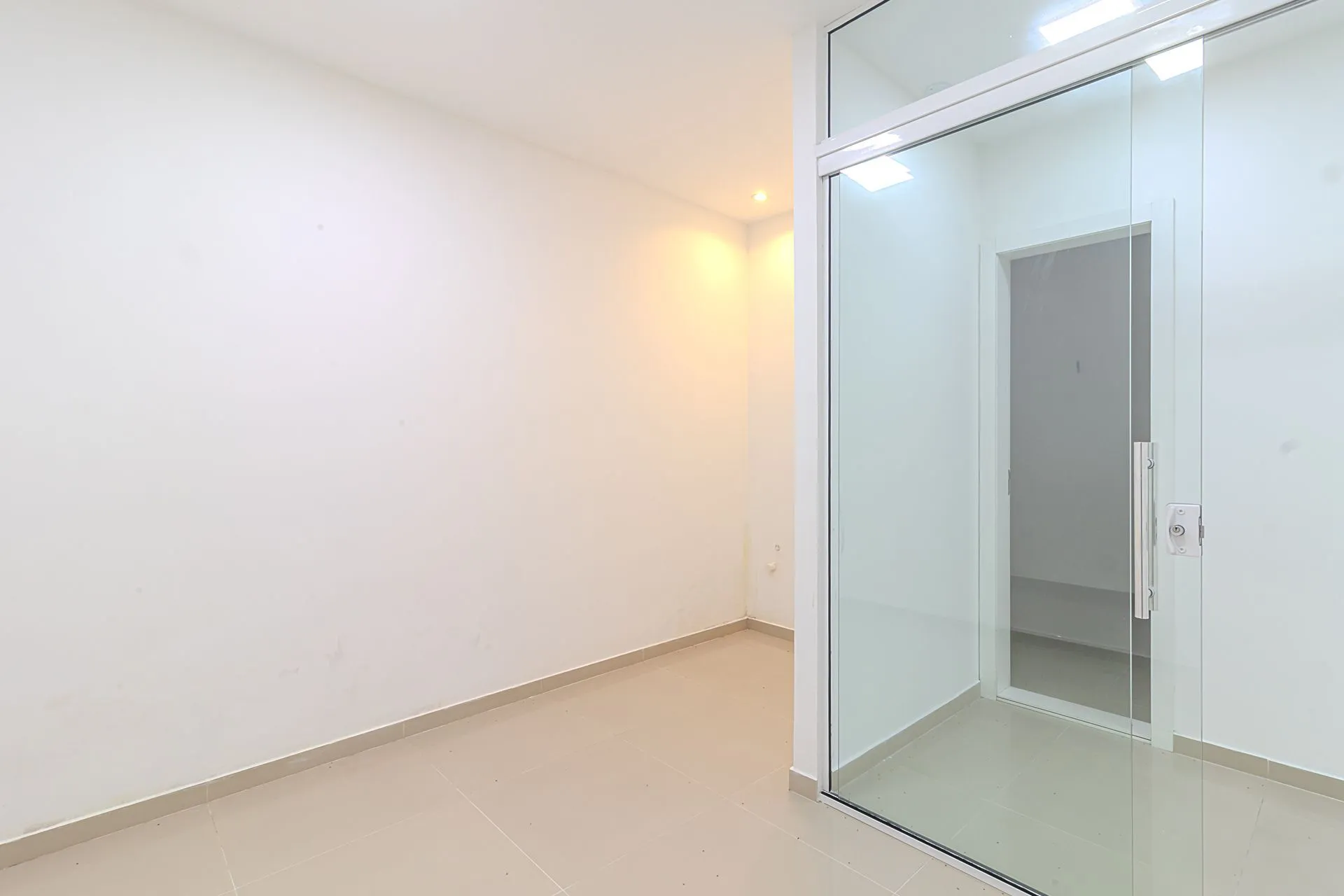 Imagem : MÁFFER IMÓVEIS ALUGA LOJA COMERCIAL COM 351M² DE ÁREA PRIVATIVA toda REFORMADA com excelente fachada e espaço para estacionamento em frente ao imóvel, ideal para empresas que buscam visibilidade e facilidade de acesso.