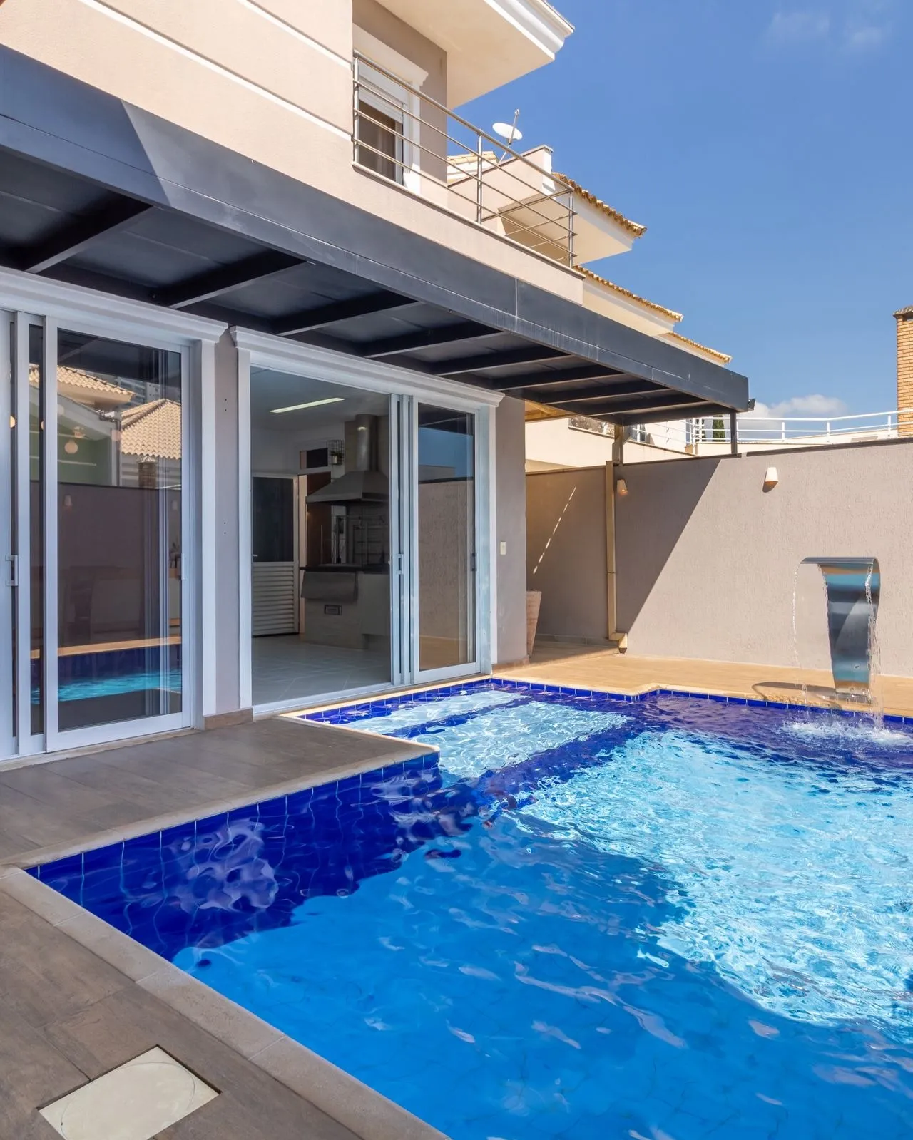 Imagem Sobrado com 3 suítes, piscina aquecida e suíte master de 60 m² no Sunset Condomínio Residencial