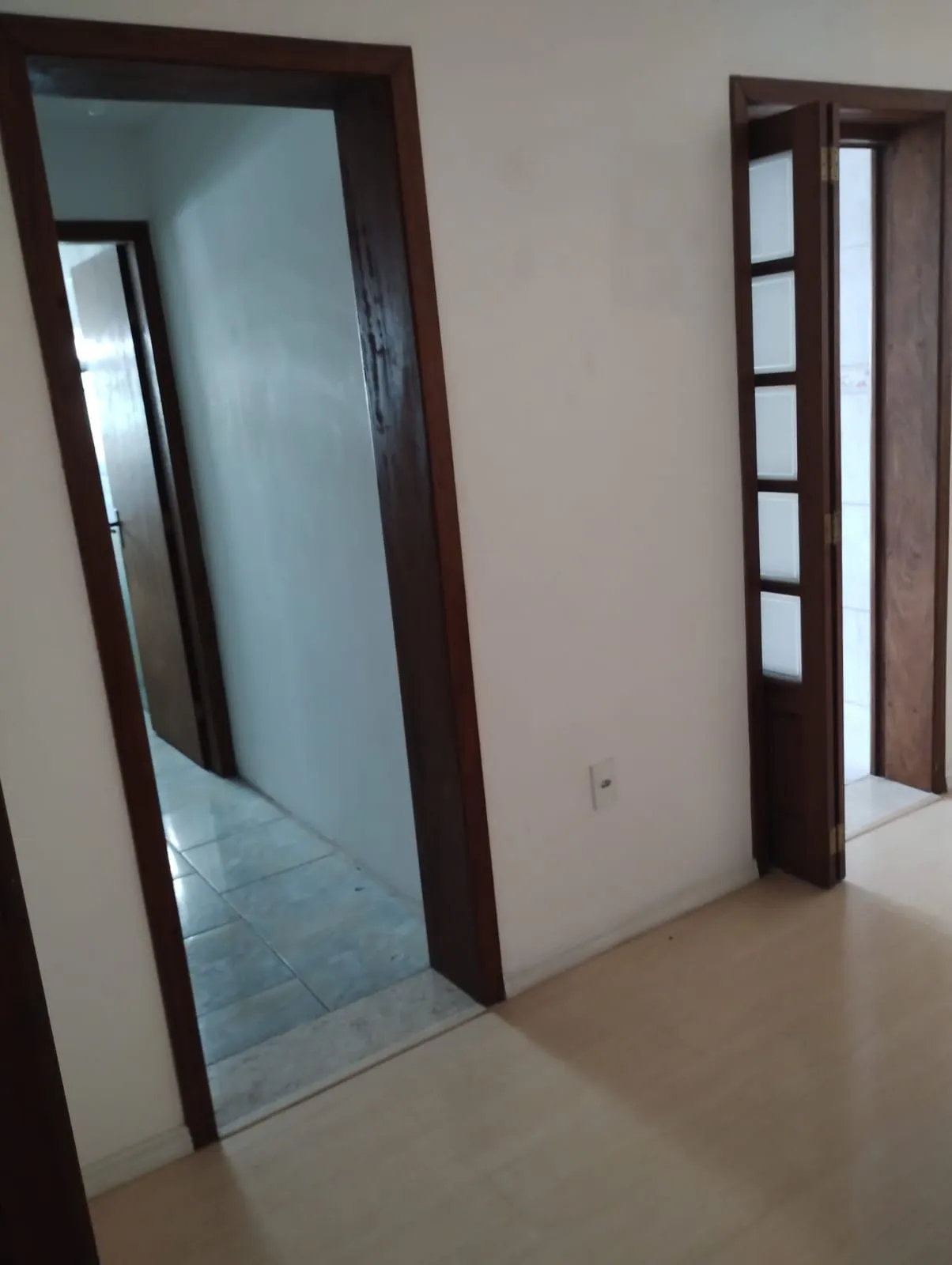 Imagem Excelente Casa com 03 suítes + Apto nos fundos com 01 Dor. Garagem 3 carros