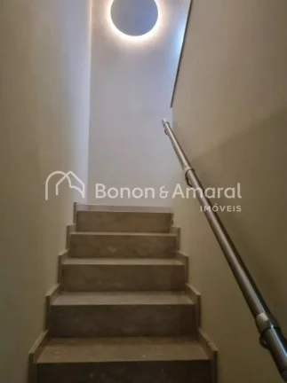 Imagem Sobrado amplo com ambientes bem distribuídos, ideal para quem busca conforto e espaço para a famí...