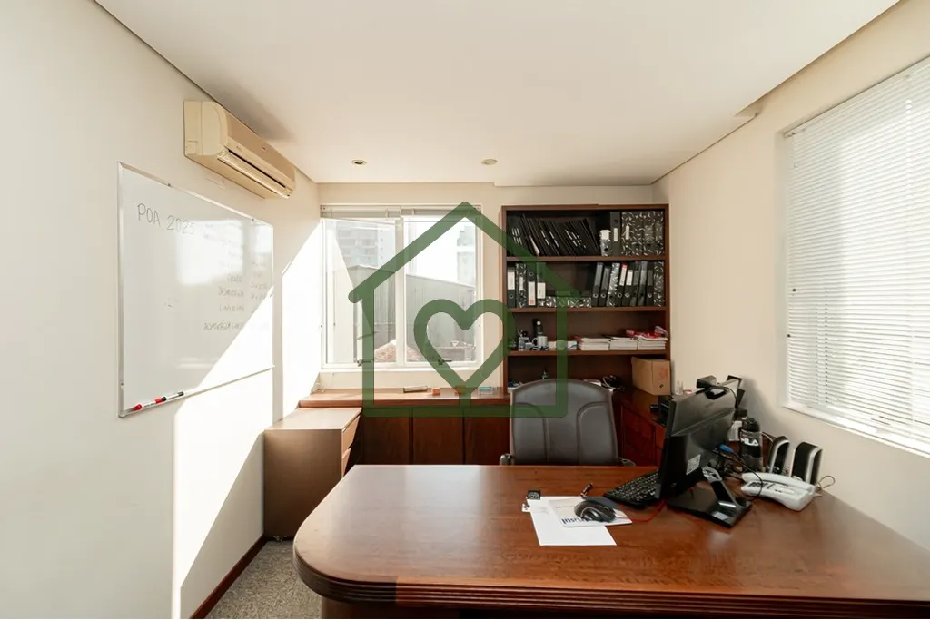 Imagem Excelente oportunidade de sala comercial mobiliada no polo jurídico! Ocupa todo o 4º andar, com 12...
